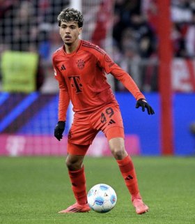 Everton to sign Adam Aznou
