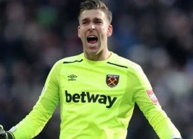 Arsenal to make surprise move for former West Ham keeper Adrian?