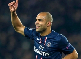 Alex to sign new PSG contract