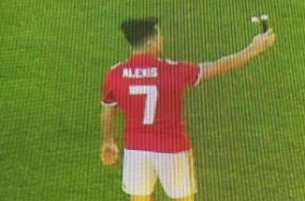Alexis Sanchez pictured in a Manchester United shirt ahead of official confirmation