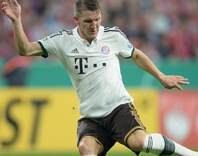 Bastian Schweinsteiger cools down Bayern contract talks