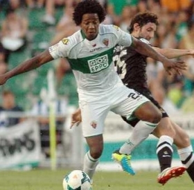 Everton table bid for Carlos Sanchez