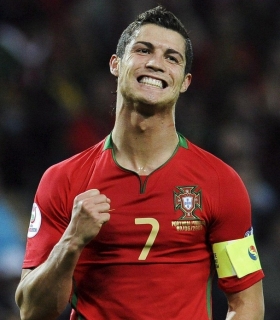 Ronaldo rubbishes Manchester United move