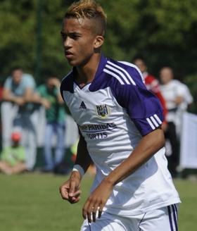 Everton lead chase for youngster David Henen