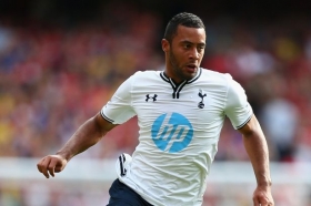 Mousa Dembele signs new Tottenham deal 