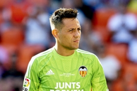 Barcelona to turn to Diego Alves?