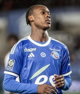 Chelsea make opening bid for Dutch striker
