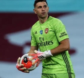 Aston Villa table second bid for Arsenal goalkeeper