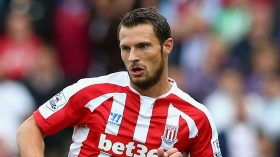 Erik Pieters pens new Stoke City deal