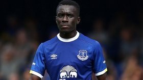 Manchester United fail with late bid to sign Everton midfielder
