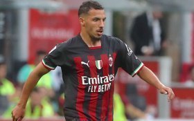 Arsenal looking at signing AC Milan midfielder