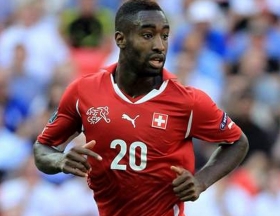 Johan Djourou completes Hamburg move