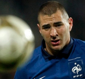 Man Utd join race for BENZEMA