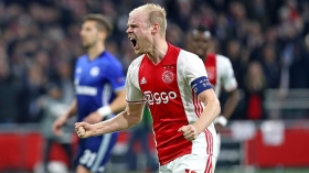 Everton sign Ajax captain