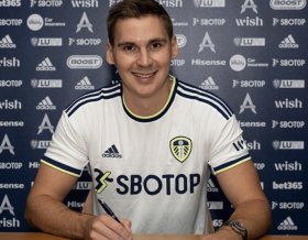 Leeds United menyegel transfer untuk Max Wober