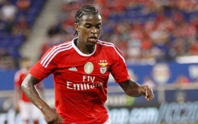 Chelsea favourites to beat Man Utd to Benfica ace