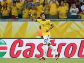 Scolari praises Neymar after opening game performance