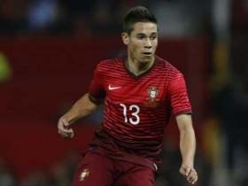 Borussia Dortmund sign Raphael Guerreiro