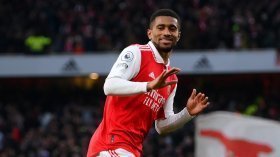 Arsenal open contract talks with young winger