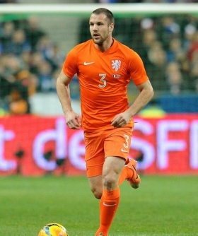 Juventus make 10m euro bid for Vlaar