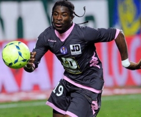 Arsenal eye Sagna replacement Serge Aurier