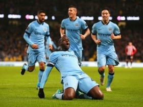 Yaya Toure signs new Manchester City contract