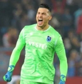 Leicester City and Sheff United battle to sign top goalkeeper