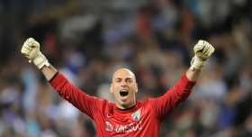 Manchester City linked with Malaga goalkeeper Willy Caballero 