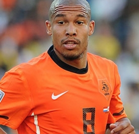 Arsenal to make bid for Nigel de Jong