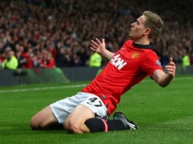 James Wilson inks new Man Utd deal