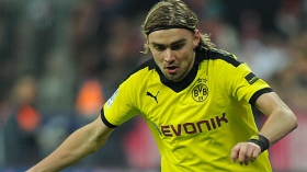 Liverpool plot summer swoop for Dortmund defender