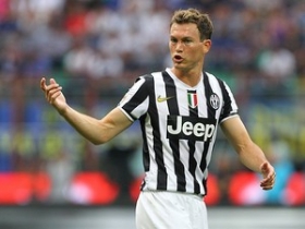 Barcelona eye winter Lichtsteiner swoop