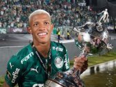 Man Utd eyeing shock move for Brazilian midfielder