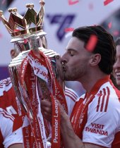 Arsenal in pole position to retain title Arsenal in pole position to retain title