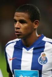 Man Utd considering cut price deal for Porto star Fernando