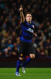 Phil Jones goal keeps Man Utd within reach