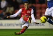 Arsenal chairman happy to wait for RvP