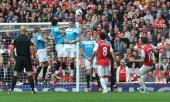 van Persie leads Arsenal to Sunderland win