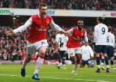 Arsenal: Bendtner is staying