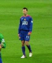 Giggs signs new Man Utd deal