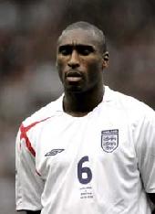 Arsenal resign Sol Campbell