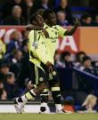 Essien signs new Chelsea deal